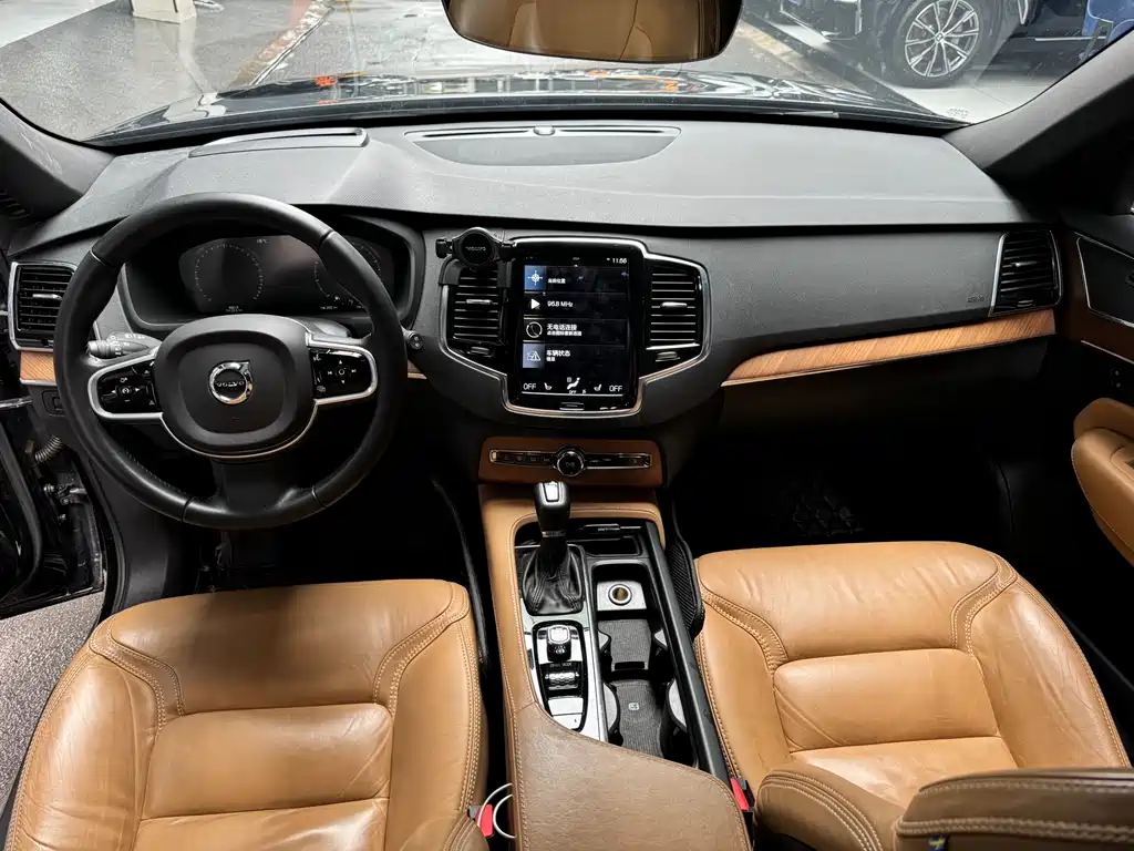 Volvo XC90 2018 — фото 10