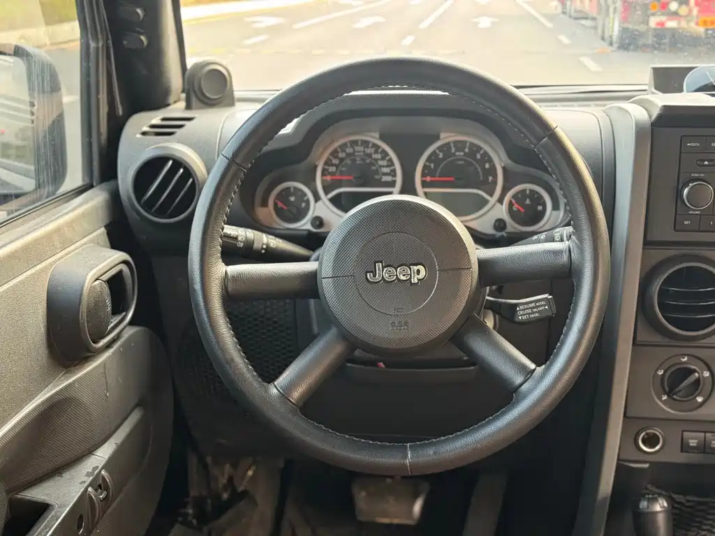 Jeep Wrangler 2010 — фото 9