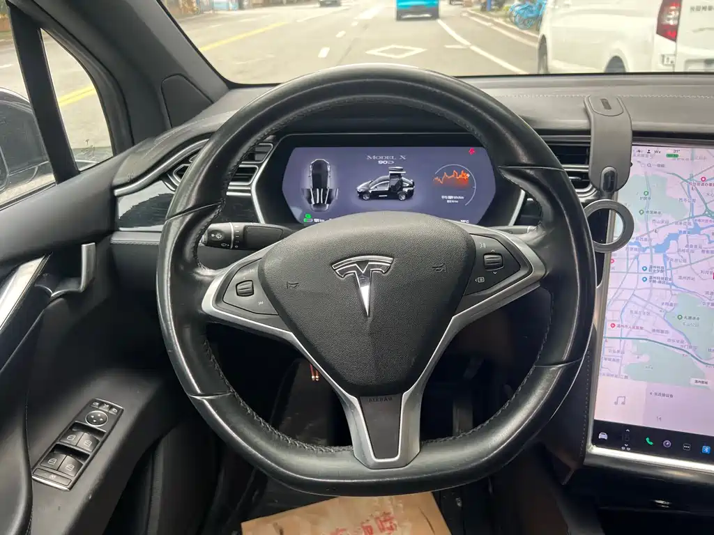 Tesla Model X 2018 — фото 26