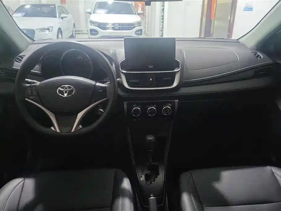 Toyota Yaris L 2022 — фото 12