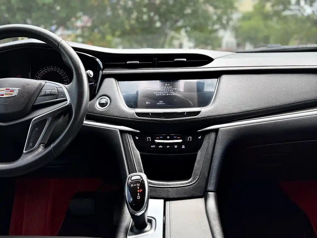 Cadillac XT5 2017 — фото 20
