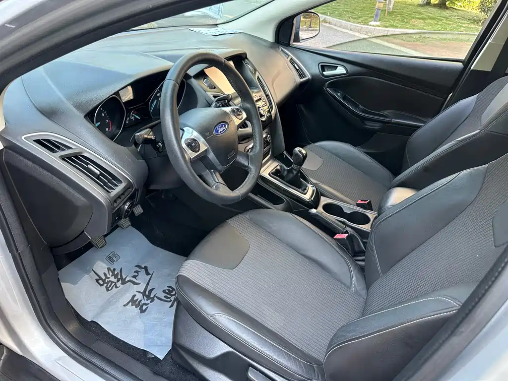 Ford Focus 2015 — фото 10