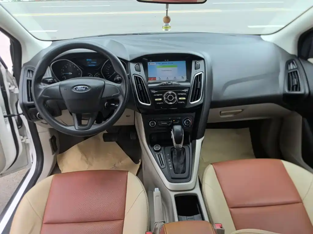Ford Focus 2018 — фото 10