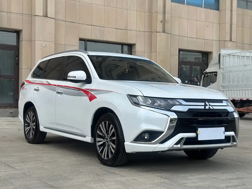 Mitsubishi Outlander 2022 — фото 3