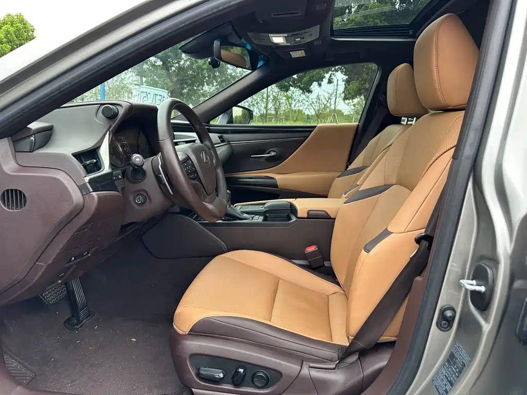 Lexus ES 2020 — фото 10