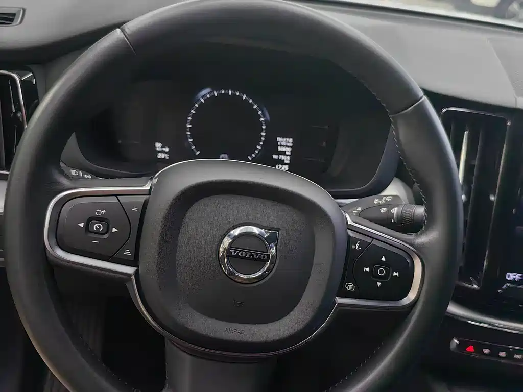 Volvo XC60 2020 — фото 8