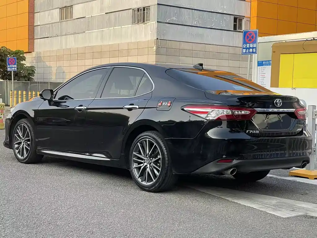 Toyota Camry 2023 — фото 11