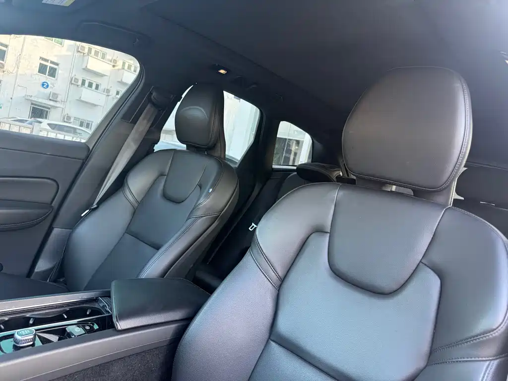 Volvo XC60 2022 — фото 17