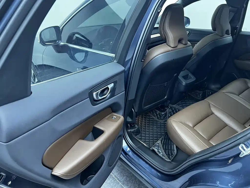Volvo XC60 2023 — фото 18