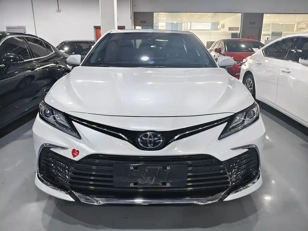 Toyota Camry 2023 — фото 2