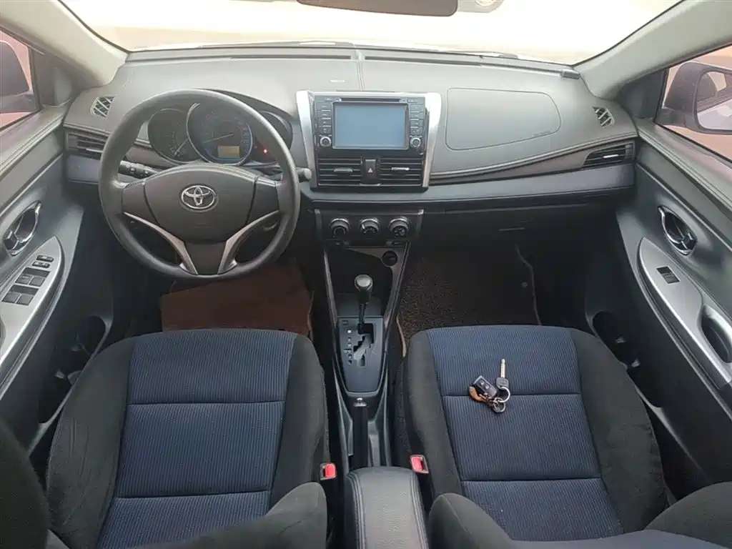 Toyota Yaris L 2015 — фото 10