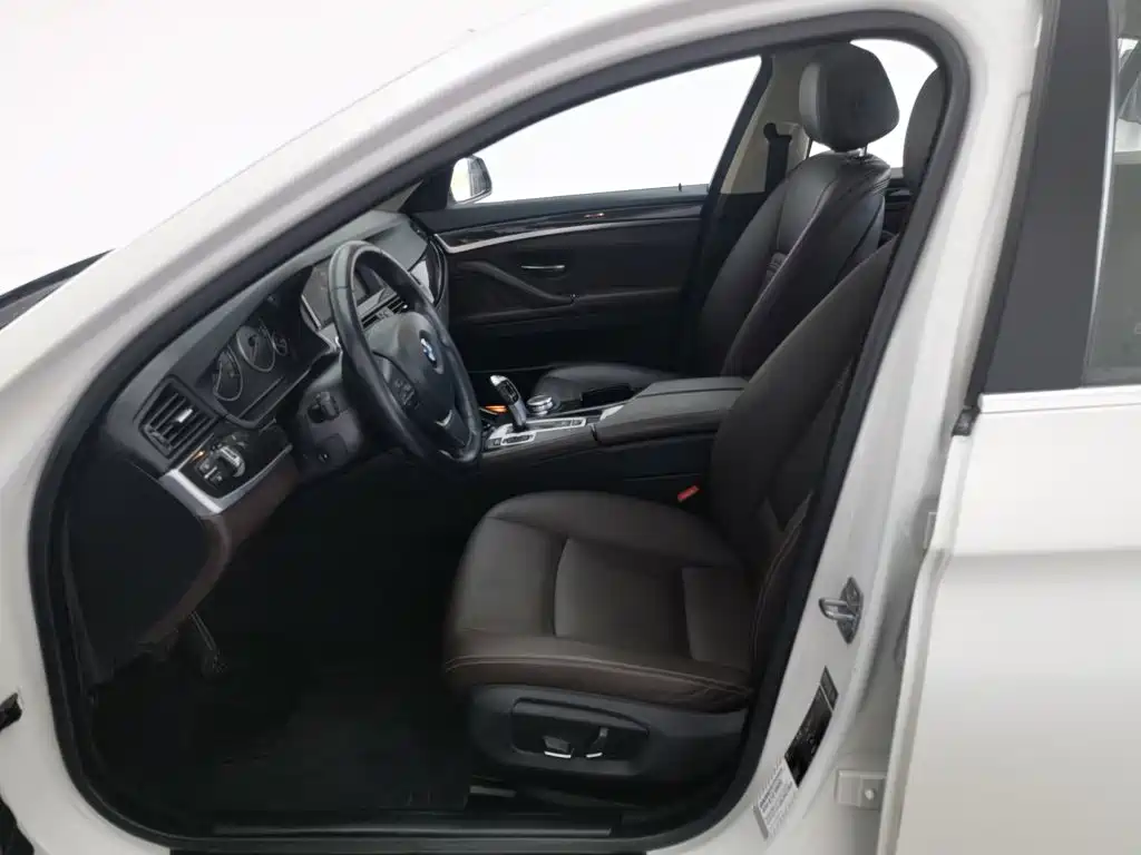 BMW 5 Series 2015 — фото 10