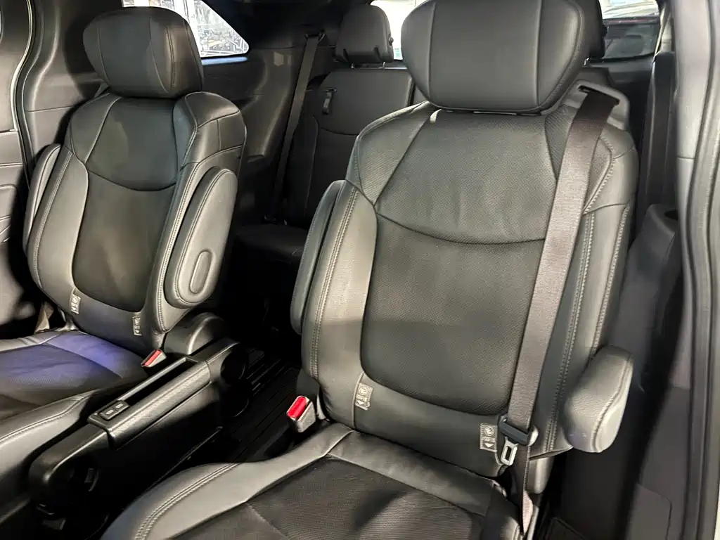 Toyota Sienna 2022 — фото 15