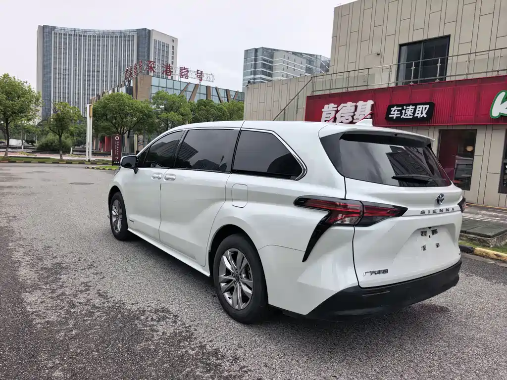 Toyota Sienna 2023 — фото 10