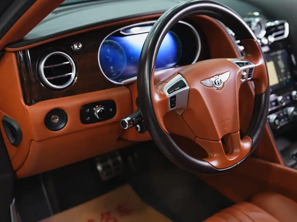 Bentley Flying Spur 2018 — фото 16