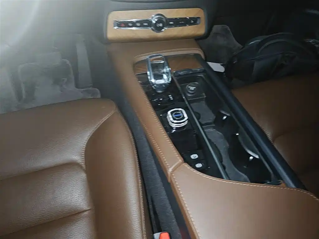 Volvo XC90 2023 — фото 10