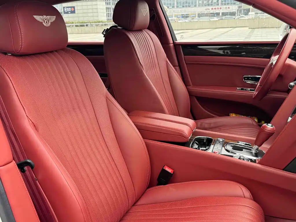Bentley Flying Spur 2018 — фото 18