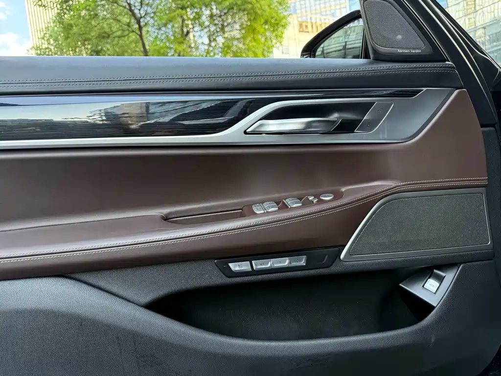 BMW 7 Series 2018 — фото 8