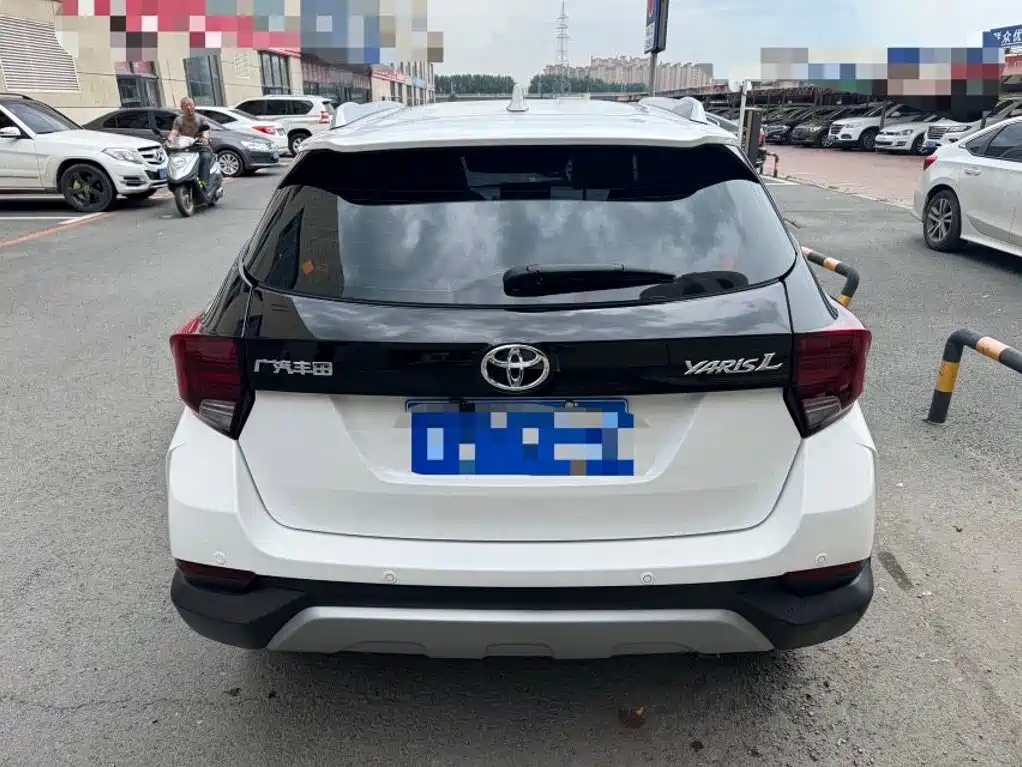 Toyota Yaris L 2022 — фото 8