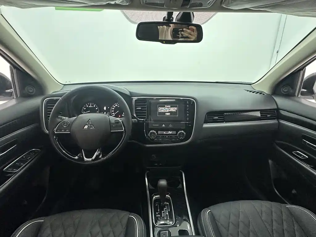 Mitsubishi Outlander 2023 — фото 10