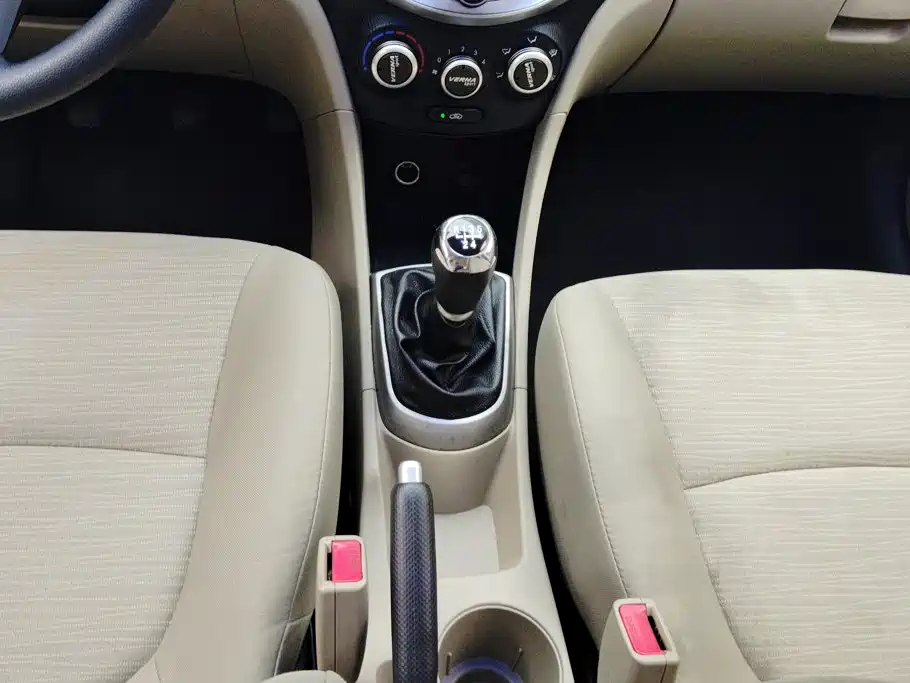 Hyundai Verna 2015 — фото 16