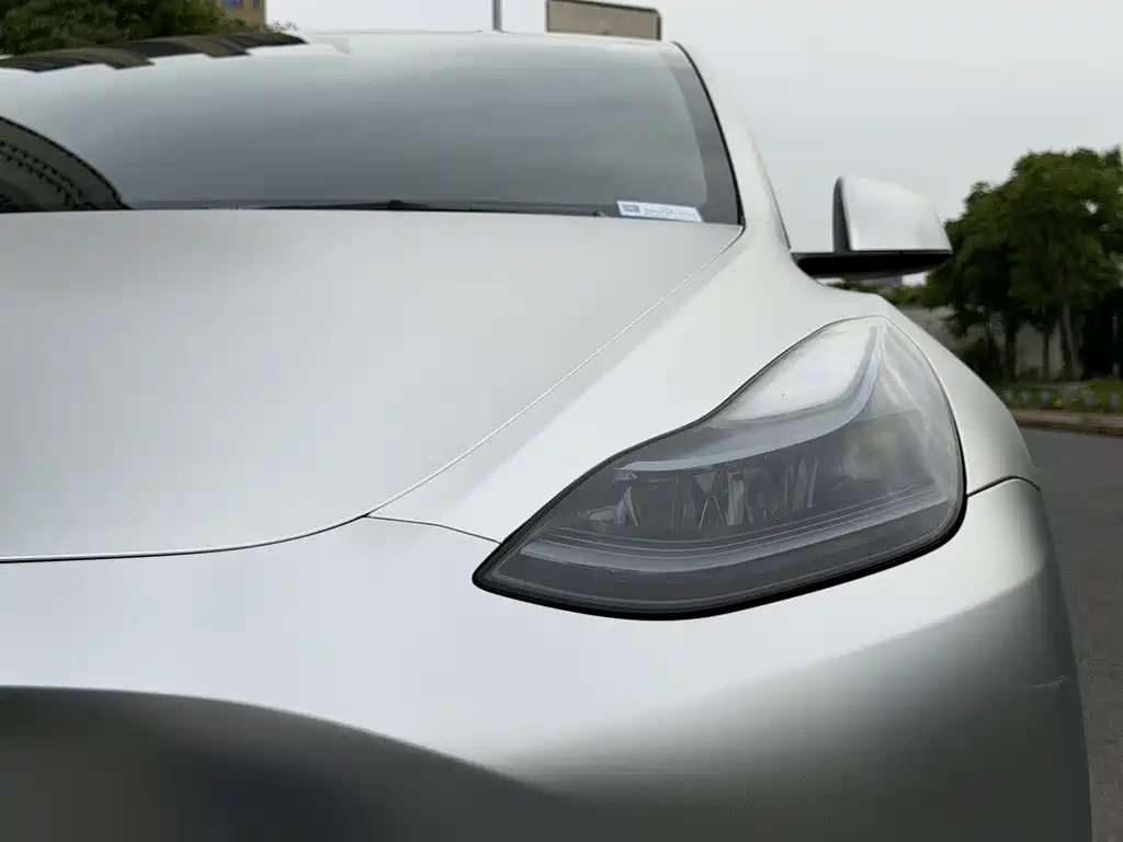 Tesla Model Y 2025 — фото 11