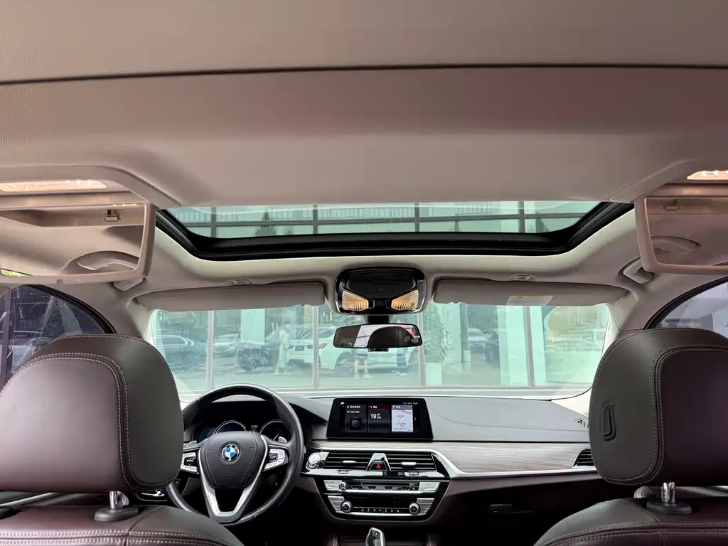 BMW 5 Series 2019 — фото 15
