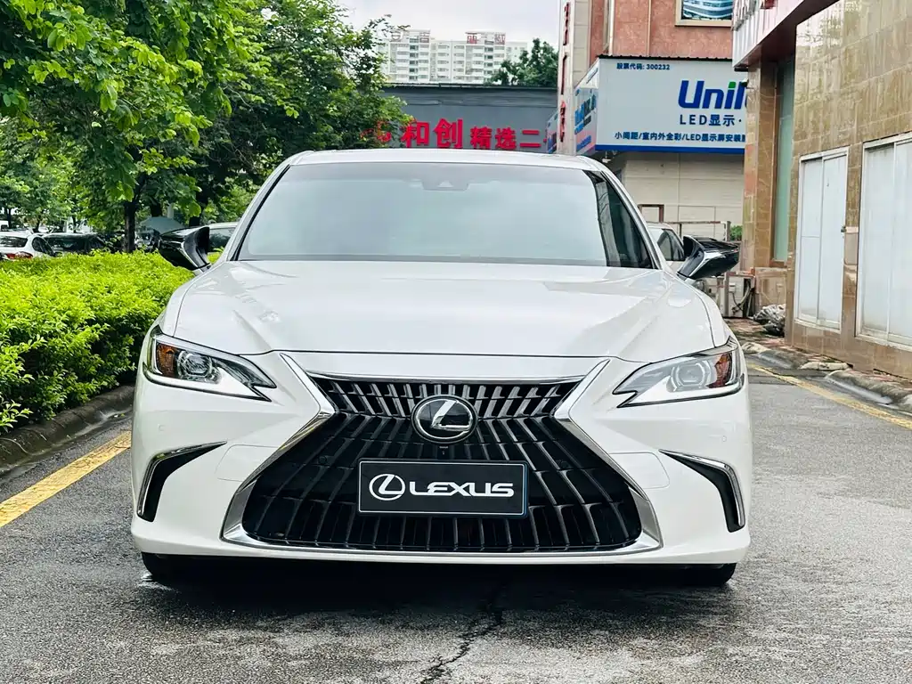 Lexus ES 2023