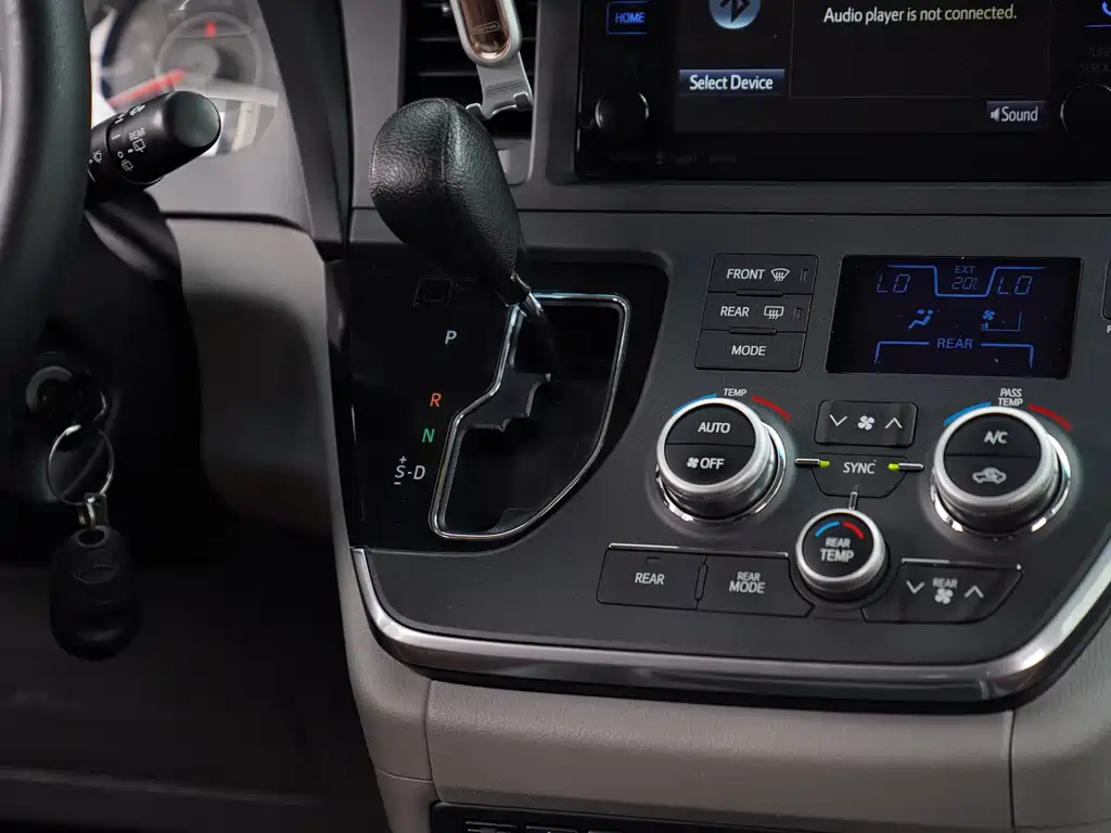 Toyota Sienna 2017 — фото 10