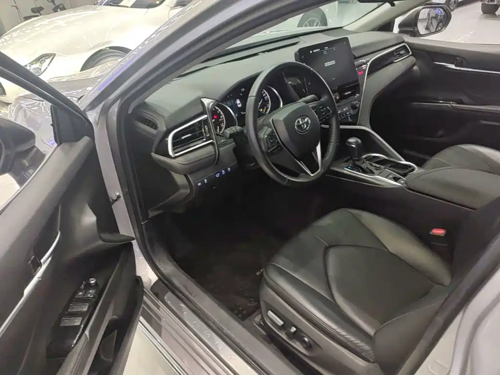 Toyota Camry 2023 — фото 16