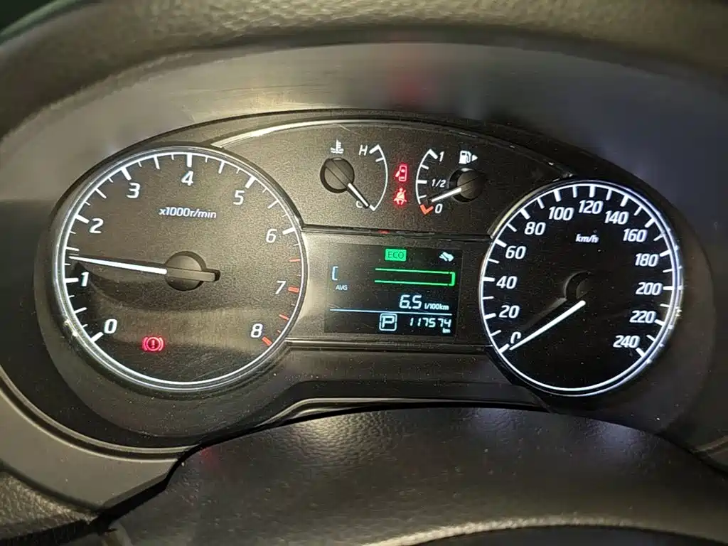 Nissan Tiida 2017 — фото 12