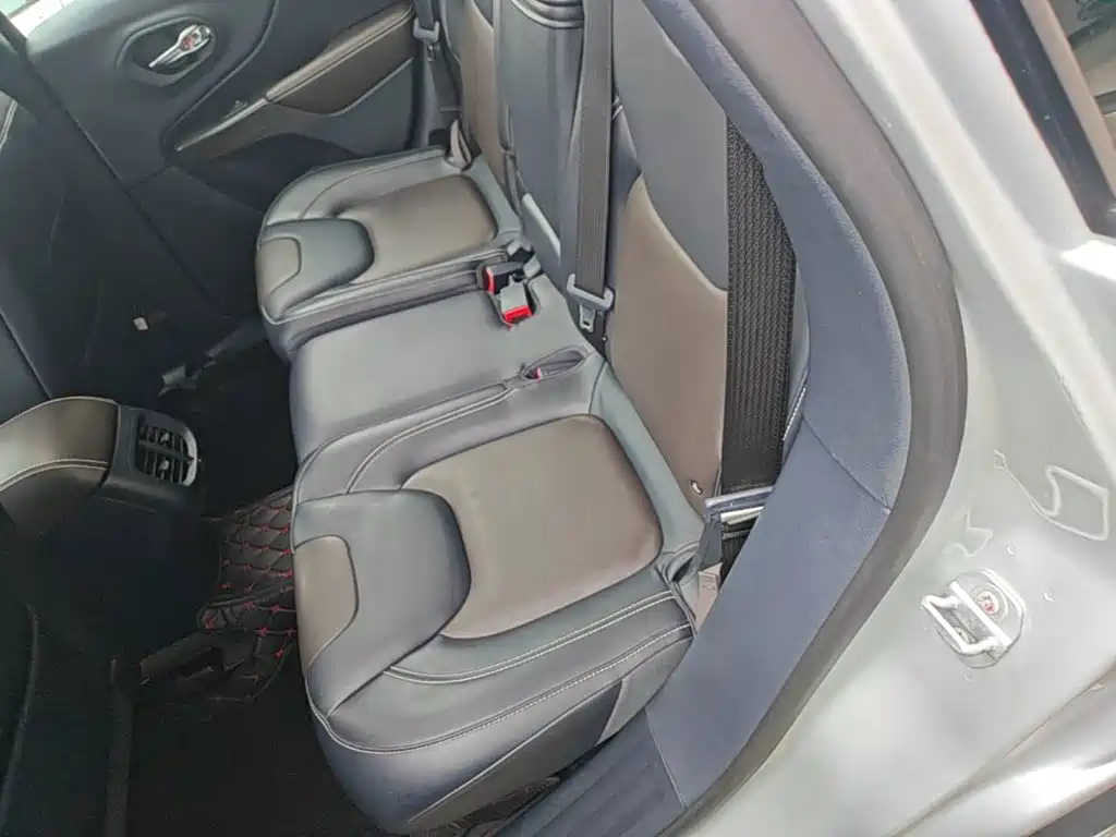 Jeep Cherokee 2016 — фото 17