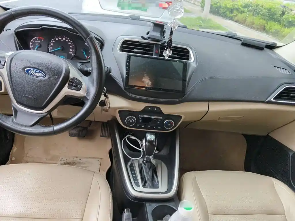 Ford Escort 2015 — фото 10