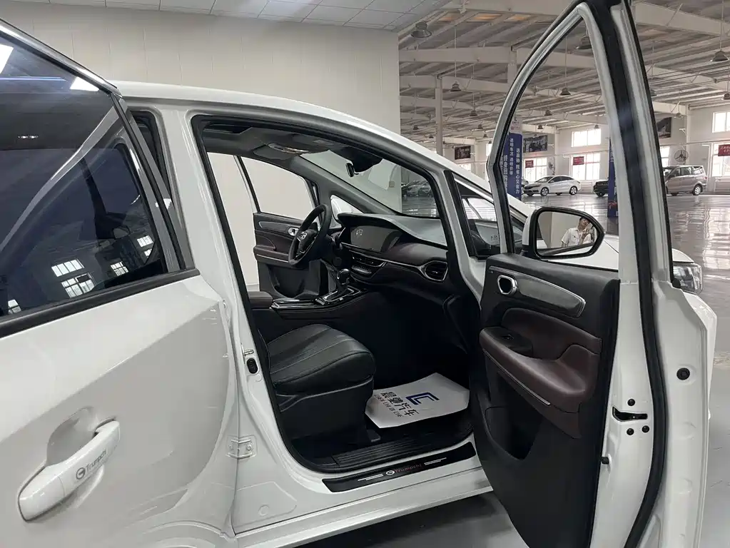 GAC Motor Trumpchi M6 2023 — фото 11