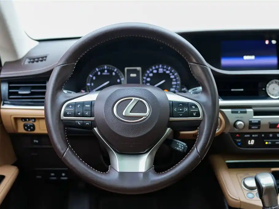 Lexus ES 2017 — фото 11