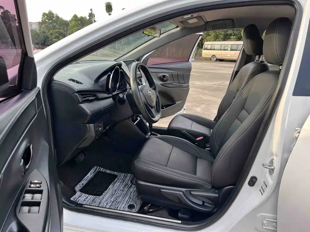 Toyota Yaris L 2020 — фото 8