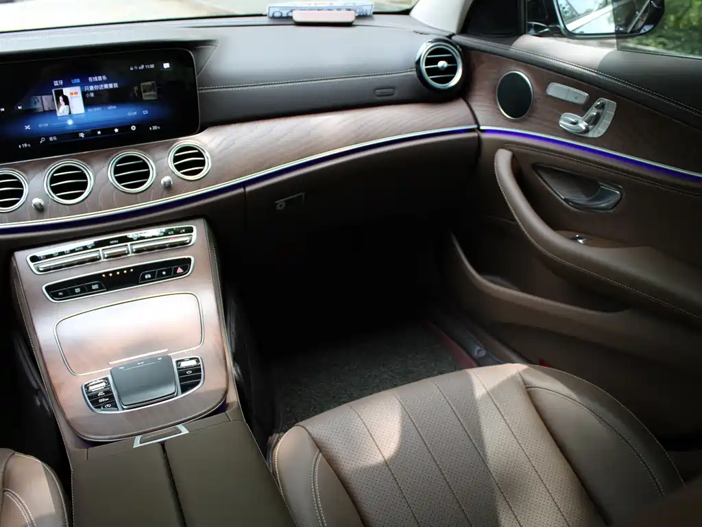 Mercedes-Benz E-Class 2023 — фото 16