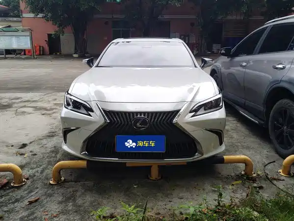 Lexus ES 2020