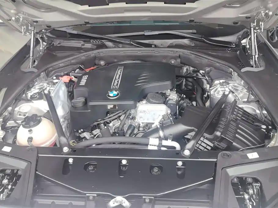 BMW 5 Series 2015 — фото 10