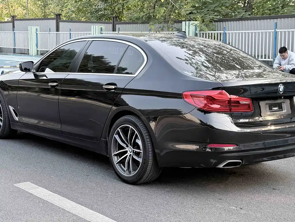 BMW 5 Series 2017 — фото 9
