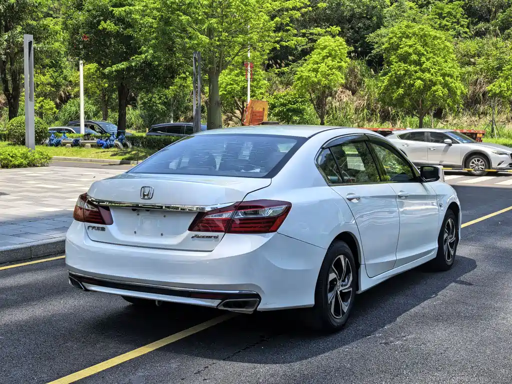 Honda Accord 2017 — фото 10