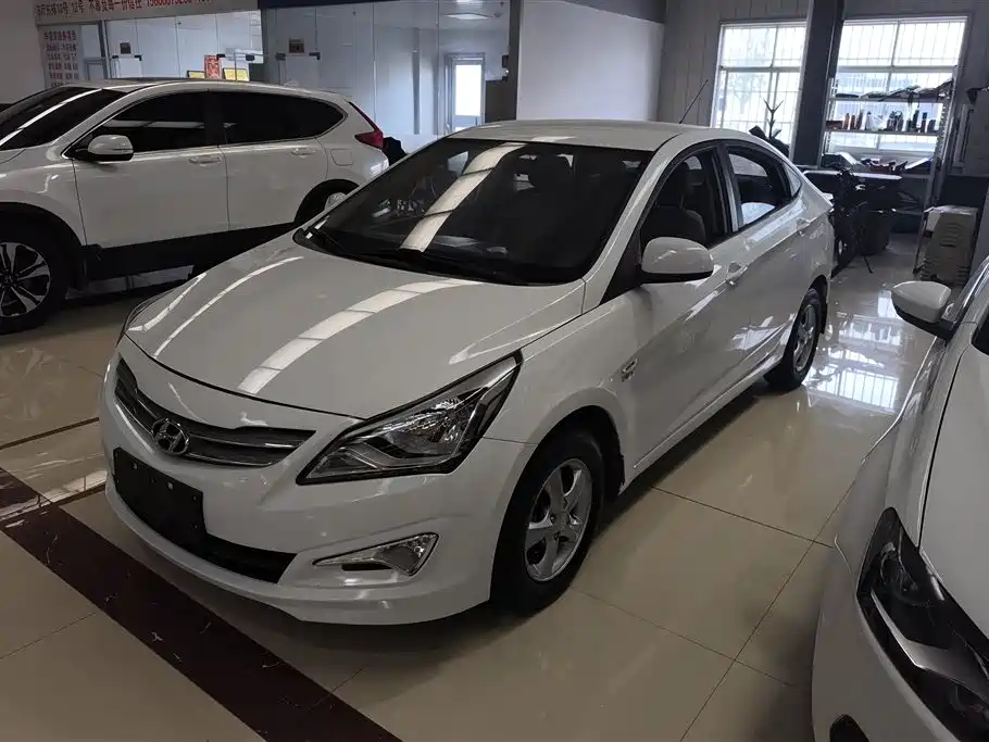 Hyundai Verna 2015 — фото 1