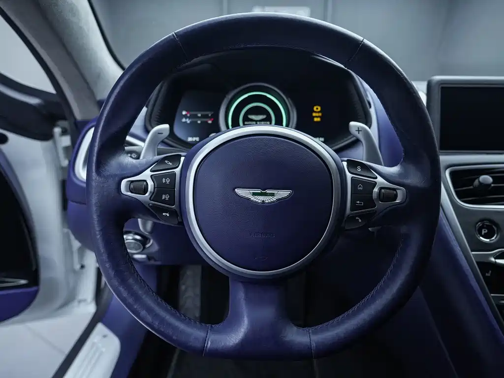Aston Martin DB11 2019 — фото 15