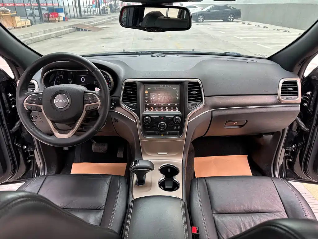 Jeep Grand Cherokee 2016 — фото 11