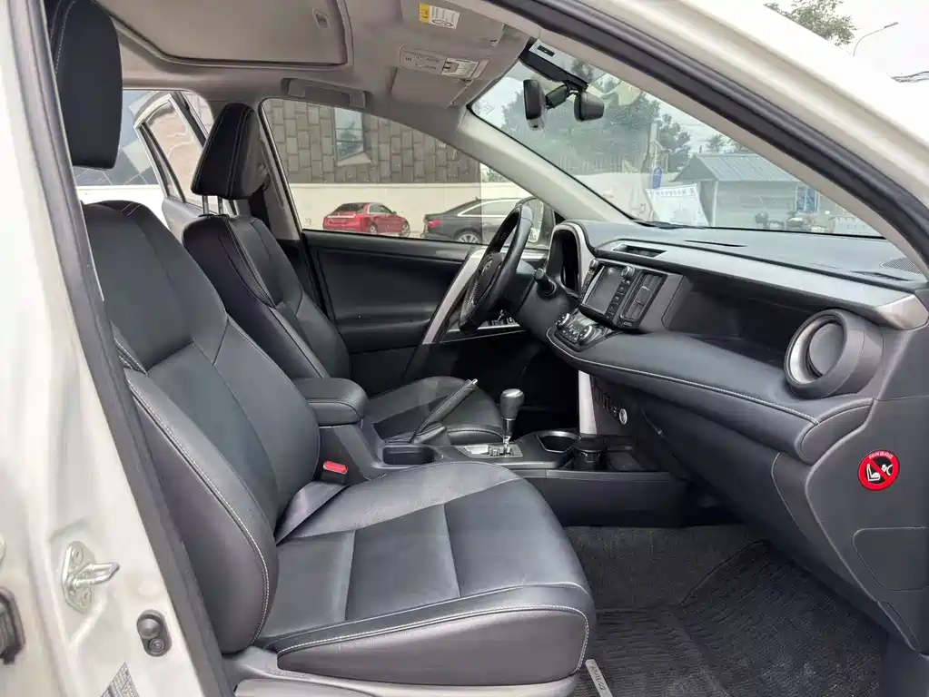 Toyota RAV4 2018 — фото 11
