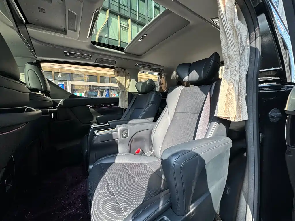 Toyota Vellfire 2018 — фото 11