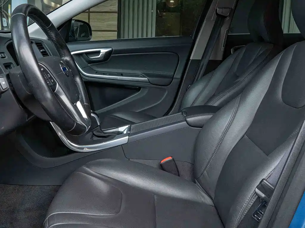 Volvo V60 2016 — фото 11