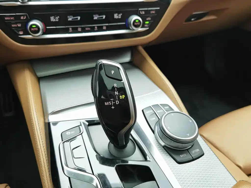 BMW 5 Series 2018 — фото 13