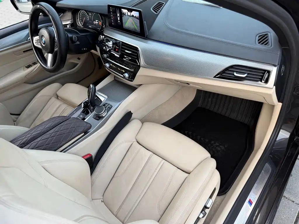 BMW 5 Series 2018 — фото 11