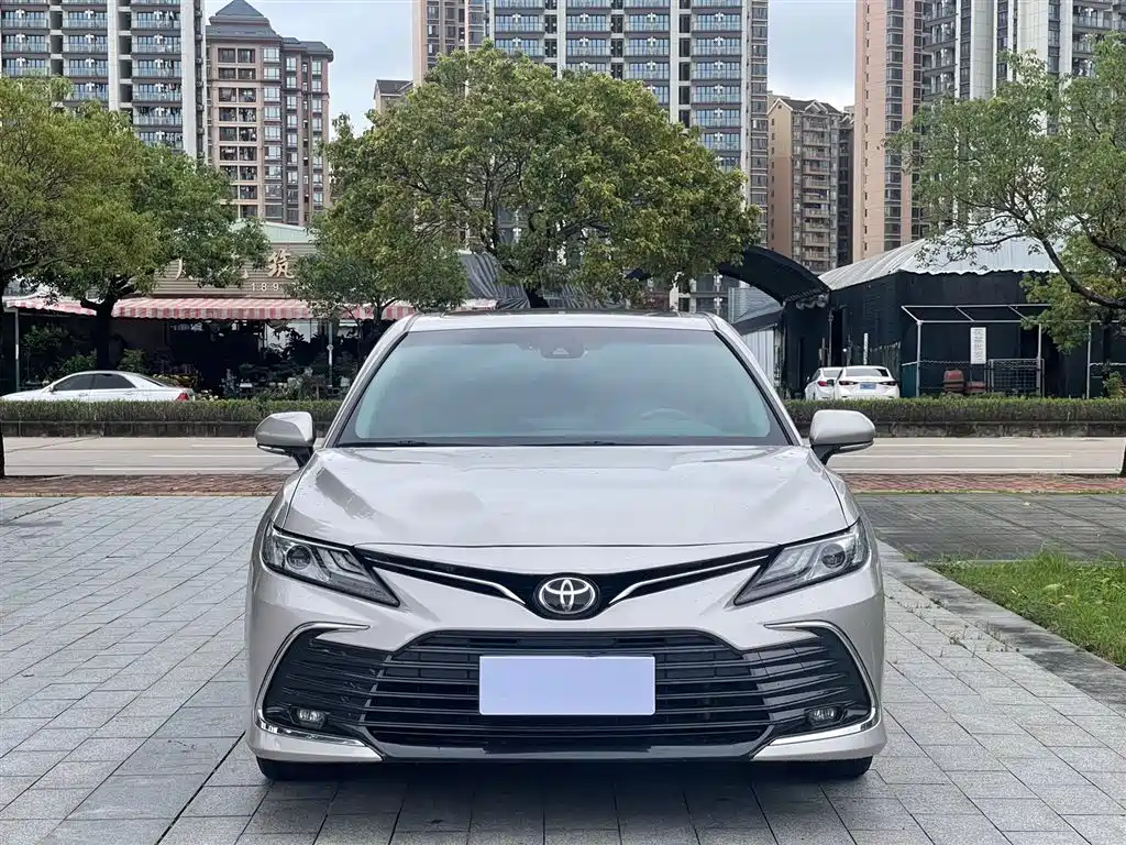 Toyota Camry 2023 — фото 2